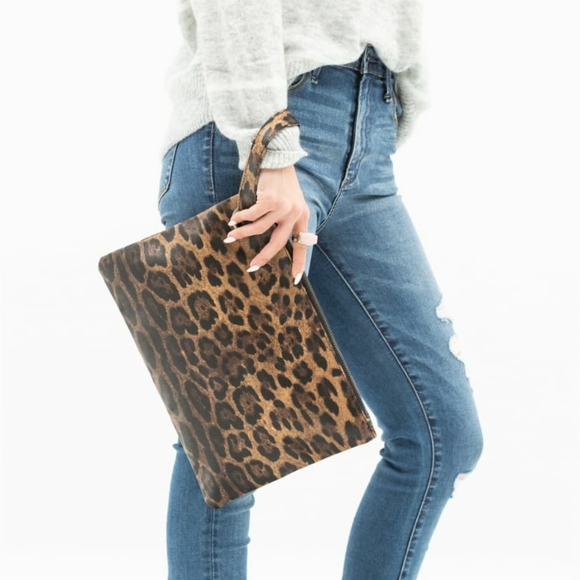 🆕️ Oversized Leopard Clutch - Picture 2 of 8